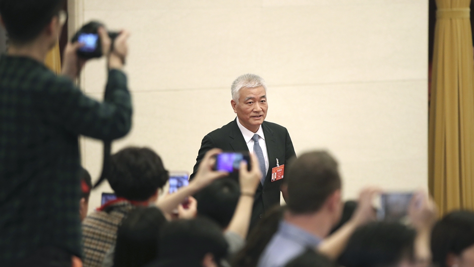 王志剛步入&ldquo;部長通道&rdquo;，準備接受采訪