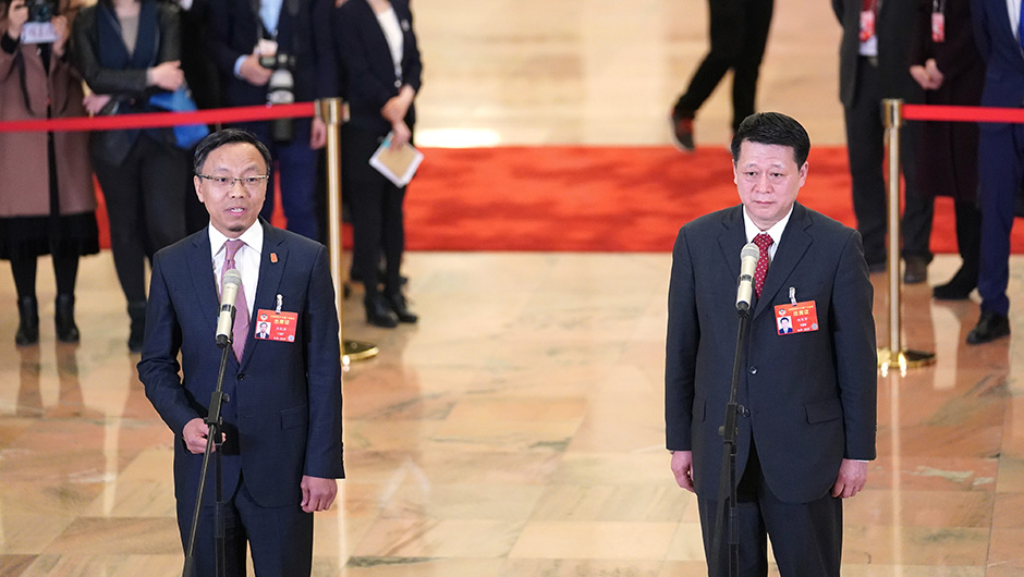 全國(guó)政協(xié)委員在&ldquo;委員通道&rdquo;接受采訪(fǎng)