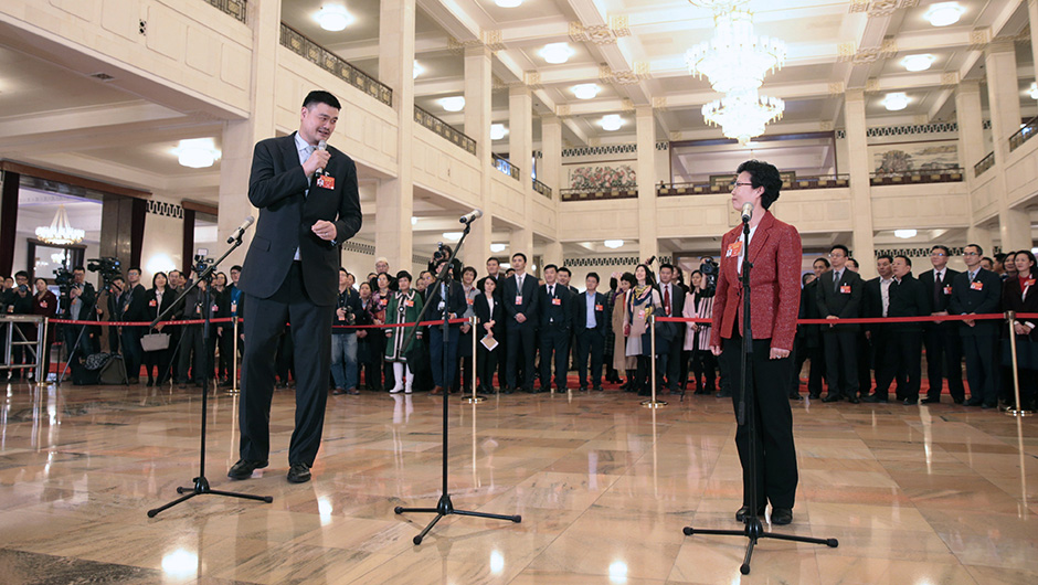 全國(guó)政協(xié)委員在&ldquo;委員通道&rdquo;接受采訪(fǎng)