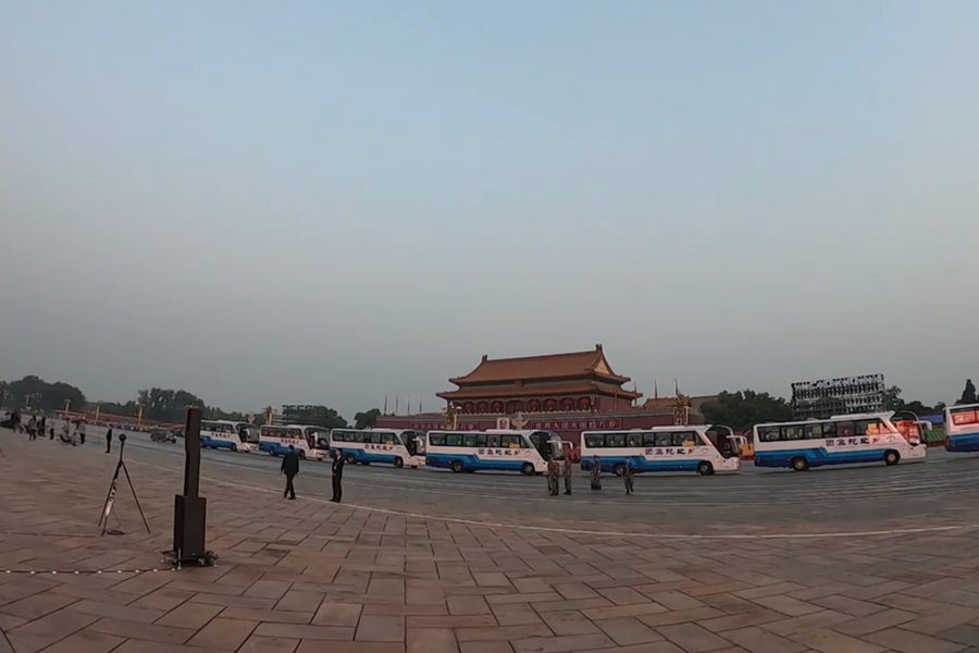 10月1日清晨的天安門城樓和長安街，燈火通明，正在準備慶祝大會的工作人員雖然緊張忙碌，但仍顯得井然有序