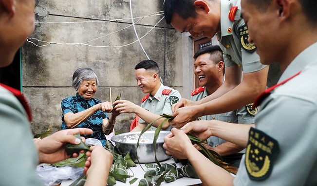 端午節(jié)，家里來(lái)了親人子弟兵