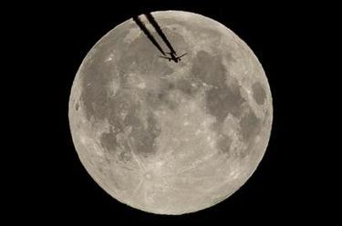 &ldquo;飛過&rdquo;月亮