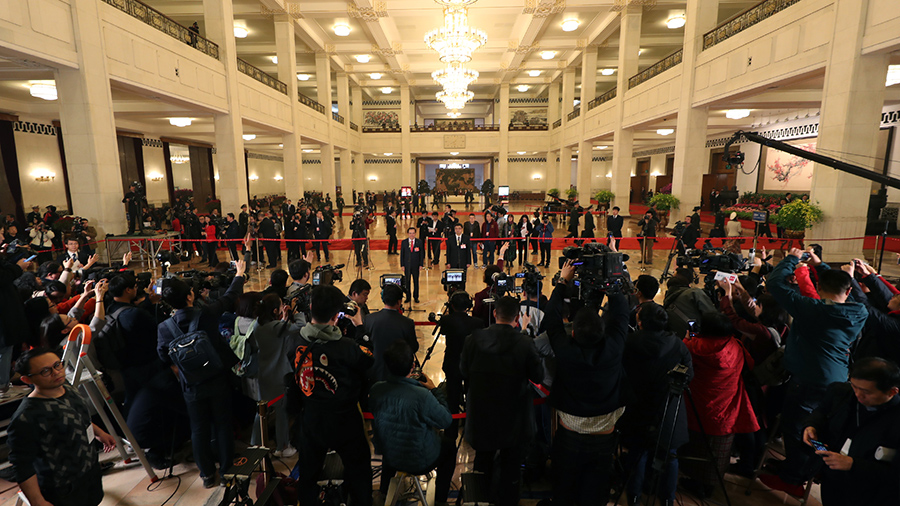 全國(guó)人大代表在&ldquo;代表通道&rdquo;接受采訪