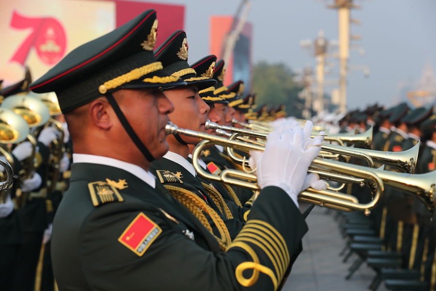 解放軍聯(lián)合軍樂團在廣場就位后進行準備工作和試奏。據(jù)了解，解放軍聯(lián)合軍樂團此次演奏是從開國大典至今歷次閱兵以來演奏曲目最多的一次，不少曲目是為此次閱兵量身打造的全新作品，此次也是歷次女演奏員最多的一次。