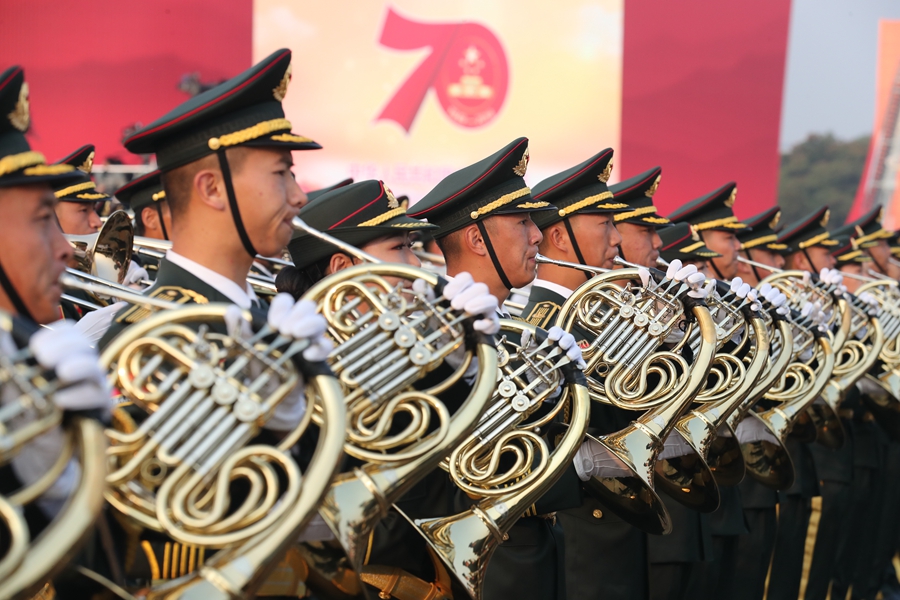 解放軍聯(lián)合軍樂團在廣場就位后進行準備工作和試奏。據(jù)了解，解放軍聯(lián)合軍樂團此次演奏是從開國大典至今歷次閱兵以來演奏曲目最多的一次，不少曲目是為此次閱兵量身打造的全新作品，此次也是歷次女演奏員最多的一次。