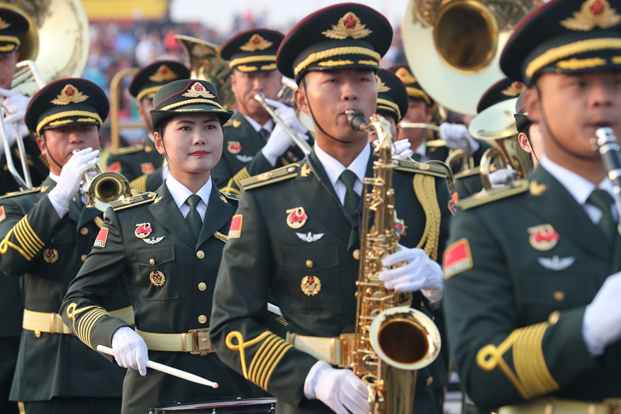 解放軍聯(lián)合軍樂團在廣場就位后進行準備工作和試奏。據(jù)了解，解放軍聯(lián)合軍樂團此次演奏是從開國大典至今歷次閱兵以來演奏曲目最多的一次，不少曲目是為此次閱兵量身打造的全新作品，此次也是歷次女演奏員最多的一次。