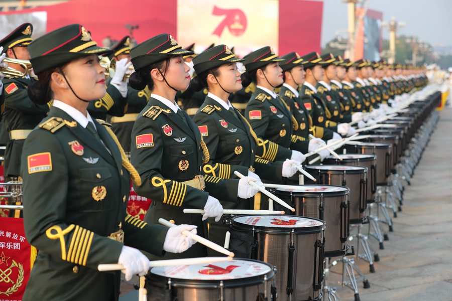 解放軍聯(lián)合軍樂團在廣場就位后進行準備工作和試奏。據(jù)了解，解放軍聯(lián)合軍樂團此次演奏是從開國大典至今歷次閱兵以來演奏曲目最多的一次，不少曲目是為此次閱兵量身打造的全新作品，此次也是歷次女演奏員最多的一次。