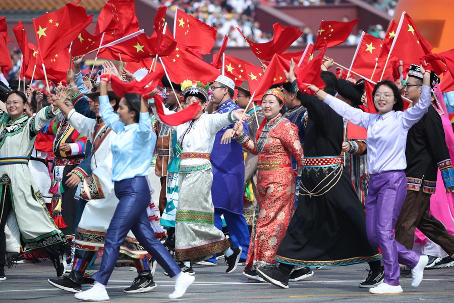 群眾大游行，歡樂的海洋！