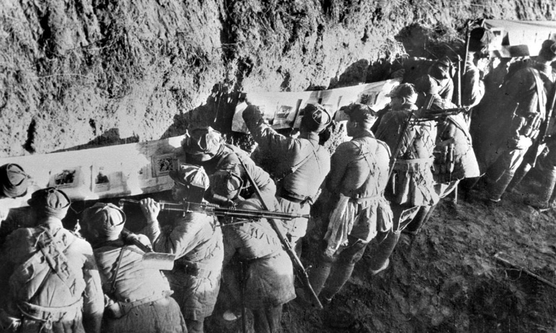 1948年冬，淮海戰(zhàn)役期間，雙堆集前沿陣地舉辦的戰(zhàn)地影展，深受解放軍戰(zhàn)士歡迎。新華社稿  袁克忠攝