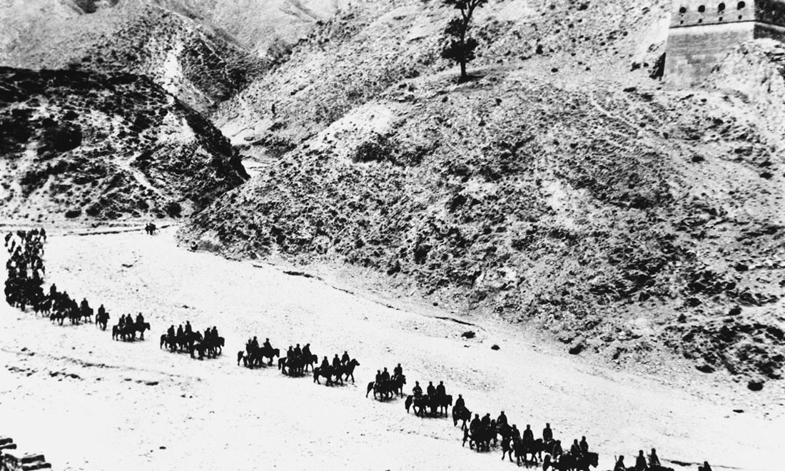 1937年11月太原失守后，八路軍向華北敵后挺進(jìn)，分兵發(fā)動(dòng)群眾，開(kāi)展敵后游擊戰(zhàn)爭(zhēng)，創(chuàng)建敵后根據(jù)地。新華社稿　沙飛攝