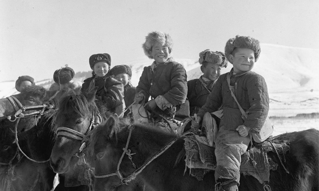1964年春，新疆伊犁哈薩克自治州昭蘇縣的哈薩克族小學(xué)生們。新華社記者武純展攝
