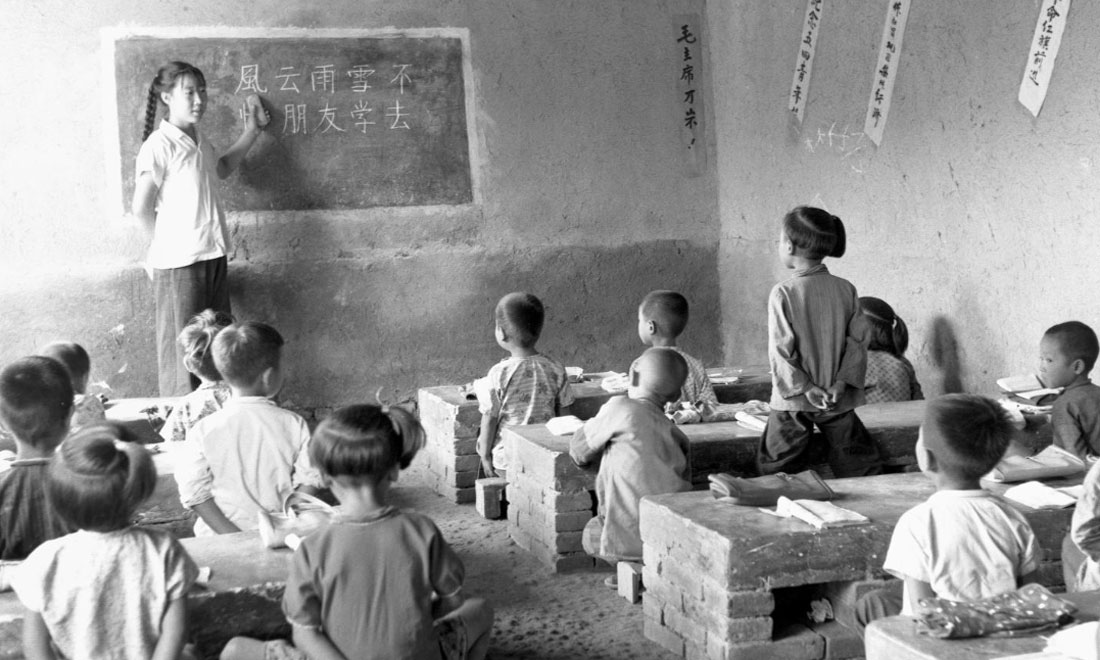 1964年夏，河北省壩縣煎茶鋪公社西煎大隊(duì)，一所耕讀小學(xué)的學(xué)生們?cè)谏险n。新華社記者梁一丁攝