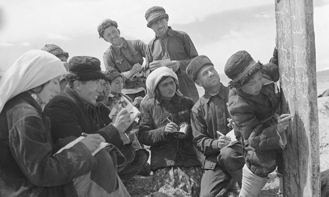 1960年6月，新疆慕士塔格峰下，大人們?cè)谛W(xué)生幫助下學(xué)習(xí)文化。新華社記者武純展攝