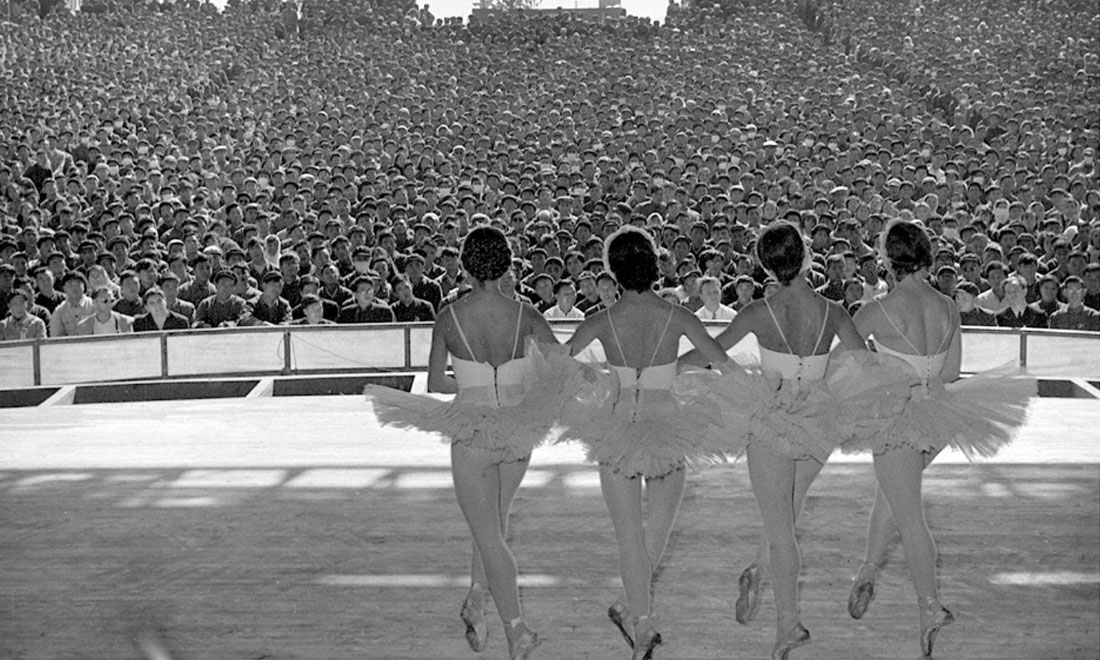 1957年10月，蘇聯(lián)國(guó)立新西伯利亞歌劇芭蕾舞劇院為北京石景山鋼鐵廠工人演出。新華社記者鄭震孫攝