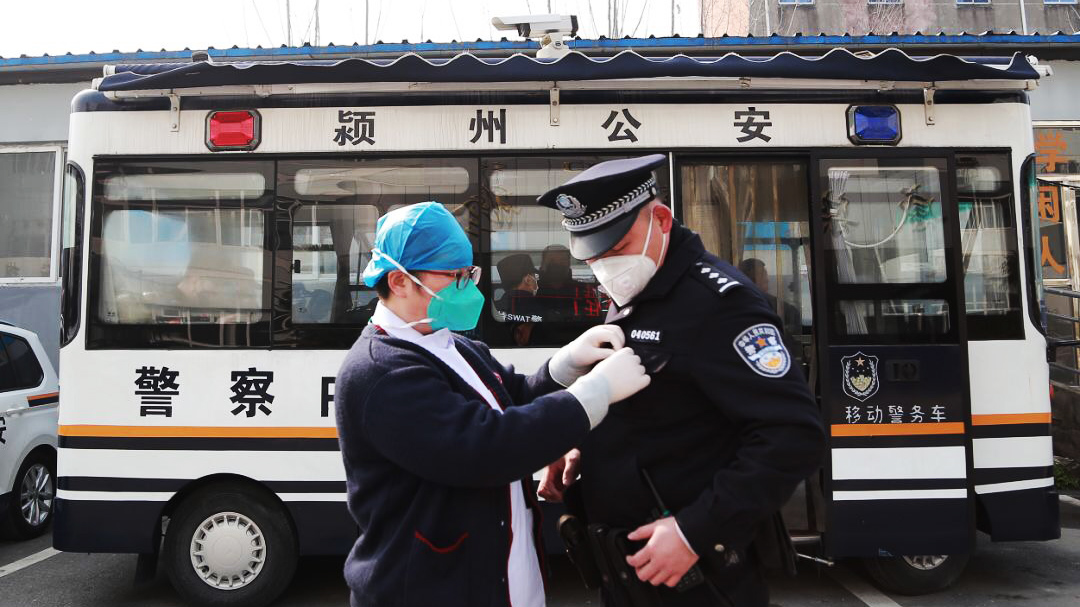 警察魏云龍：咫尺之間，各自奮戰(zhàn)