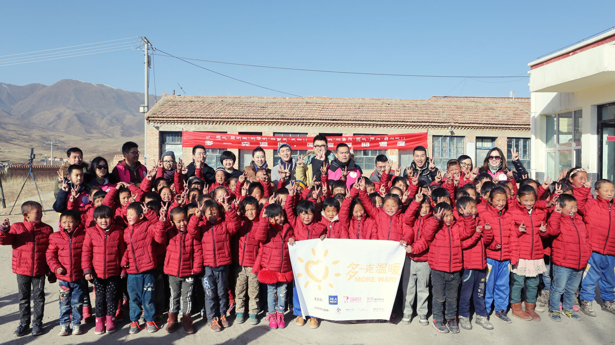 2016年11月28日，&ldquo;多一克溫暖&rdquo;項目走進青海同仁扎毛鄉(xiāng)卡蘇乎村幫扎學校，為孩子們送去羽絨服。獨立音樂人好妹妹樂隊與海瀾之家一起走進藏區(qū)，創(chuàng)作了《多一克溫暖》同名主題曲，讓溫潤的暖流又多了一克動人的律動。