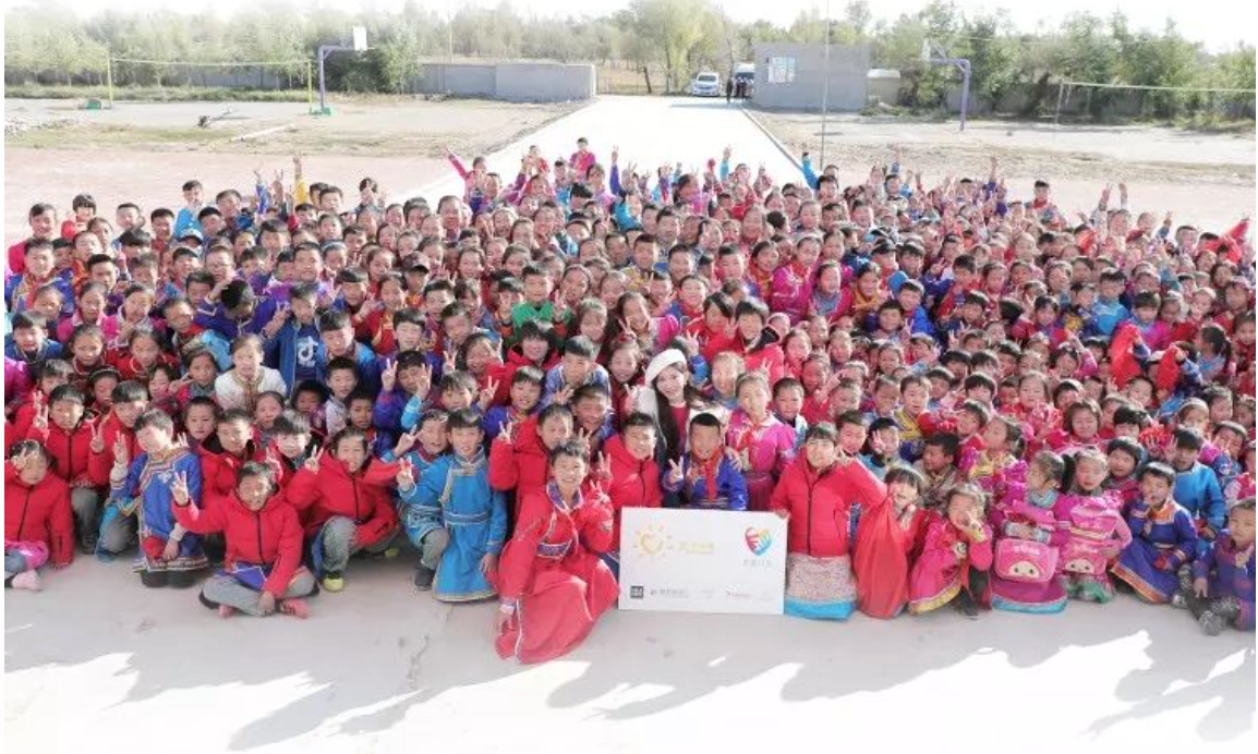 不知不覺，&ldquo;多一克溫暖&rdquo;已經(jīng)步入第六年。2019年10月14日，林志玲首次作為公益同行人，攜手鳳凰網(wǎng)&ldquo;護童計劃&rdquo;，與&ldquo;多一克溫暖&rdquo;一起趕赴內(nèi)蒙古回訪茫汗蘇木中心校的&ldquo;志玲姐姐之家&rdquo;，給那里的孩子送去溫暖。