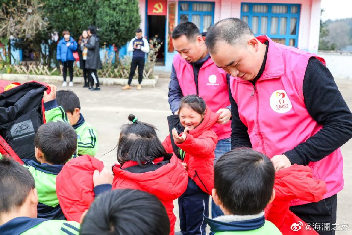 2019年11月，海瀾之家的志愿者們來到了貴州六盤水市的南開鄉(xiāng)。這里地域偏遠溝壑縱橫。志愿團隊就這樣小心謹慎的行駛在霧蒙蒙的山路上，堅持把物資送到了塢鉛小學的孩子們手里。