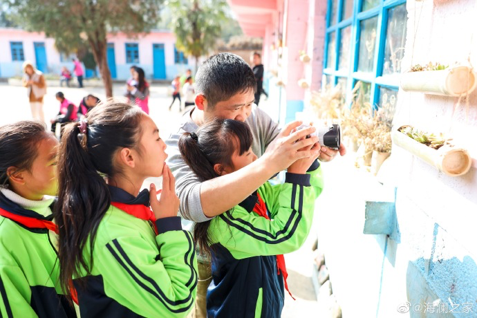盡管身處大山，塢鉛小學卻到處都是驚喜，自制插花、獨一無二的石頭畫、杉木墩上的24節(jié)氣圖&hellip;&hellip;孩子們從不缺少發(fā)現(xiàn)美的眼睛。2019年，海瀾之家特別準備了攝影課堂，讓孩子們通過拍照的方式自由地傳達真善美。