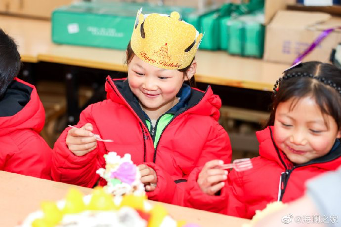 從暖身到暖心，海瀾之家的志愿者們不僅為孩子們帶去了學習用品，還帶去了生日蛋糕，給孩子們過了一個難忘的生日party。生長在山區(qū)的他們，過生日也只能和在外打工的父母通個電話，許多孩子還是第一次和這么多人一起吹蠟燭許生日愿望。