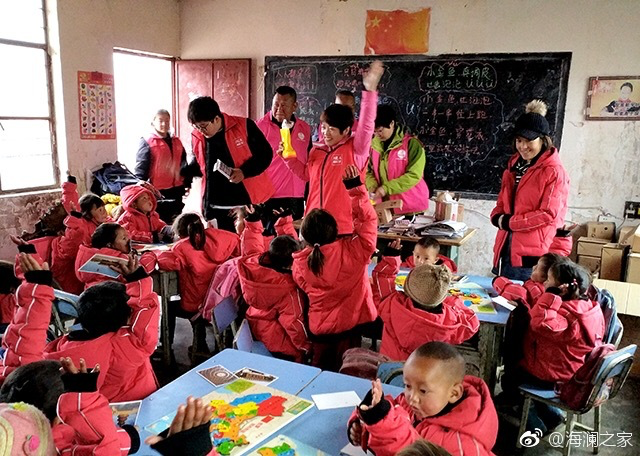 2018年，由海瀾之家攜手網(wǎng)易新聞打造的&ldquo;多一課溫暖&rdquo;課程平臺讓一間間溫暖的課堂走向深山與邊陲。帶著貼合孩子教育需求的線上內(nèi)容和教師、各領域KOL及愛心人士組成的愛心團隊，海瀾之家用實際行動為孩子的教育加溫，踐行&ldquo;多一克溫暖&rdquo;。