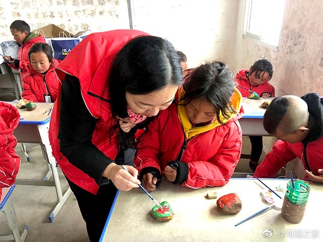 在繪畫課上，孩子們畫出心中想象的世界，不斷汲取關于美的知識。&ldquo;多一克溫暖&rdquo;帶給孩子們的是未來人生更多的機會與可能。公益行動不應只提供物質(zhì)捐贈，更要加強對山區(qū)孩子們精神世界與未來發(fā)展的重視。