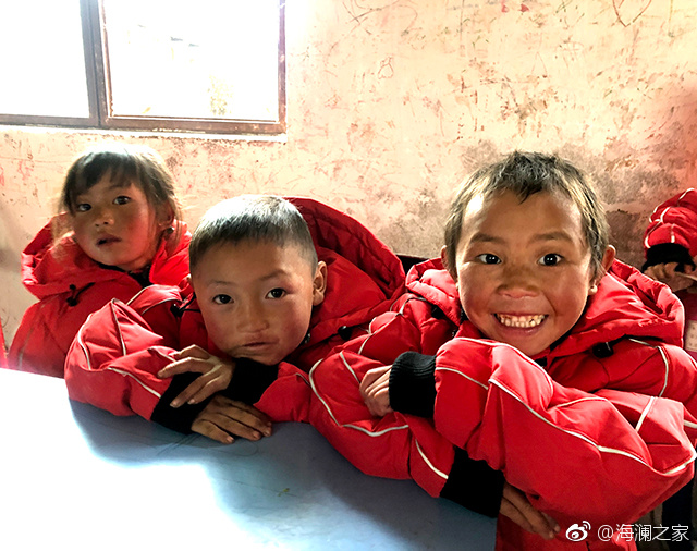 在四川省西南部川滇交界處的大涼山深處，坐落著一所紅旗小學。每當最寒冷的季節(jié)到來，這里的許多孩子們不得不共用一件冬衣御寒。 &ldquo;多一克溫暖&rdquo;與暖流計劃記錄下了孩子們開心的笑臉。這些笑臉，都是&ldquo;多一克溫暖&rdquo;前行中的源源動力。