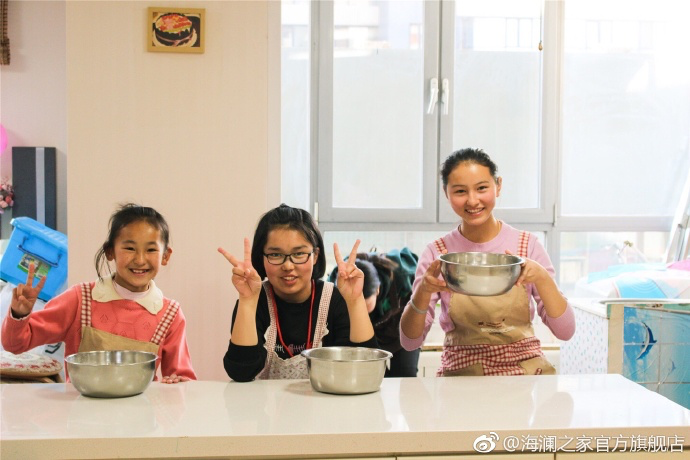 2017年 &ldquo;寒令營&rdquo;團隊從不同角度，為北疆山區(qū)的孩子們打開了一個豐富的世界。來到北京，他們觀看了升旗儀式，參觀了故宮，走進北京海洋館和動物園。這次寒令營，展現(xiàn)在他們面前的是此前從未看到過的世界，意義非凡。