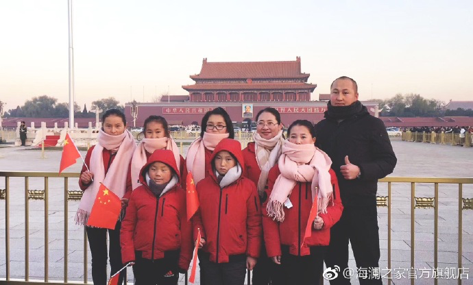 寒令營的第一天，孩子們觀看了升旗儀式，走進故宮暢聽歷史故事。祖國的樣貌開始在他們心里清晰，未來的希望開始在他們心中發(fā)芽。海瀾之家&ldquo;多一克溫暖&rdquo;團隊帶給孩子們精神世界的富足，照亮孩子們夢想的啟蒙之路。