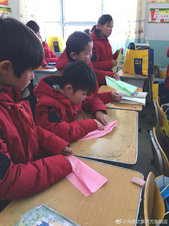 &ldquo;多一克溫暖&rdquo;的志愿者為孩子們帶去承載夢想的手工課，孩子們通過剪紙、畫畫、折紙飛機，讓自己的夢想在手中凝聚，隨紙飛機一起飛向天空，為凜冬帶來五彩斑斕的希望。