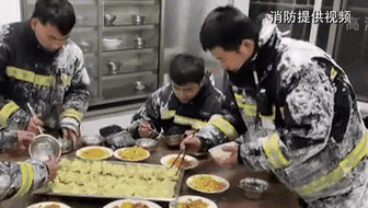 零下14度滅火后 消防員吃飯這一幕讓人心疼！