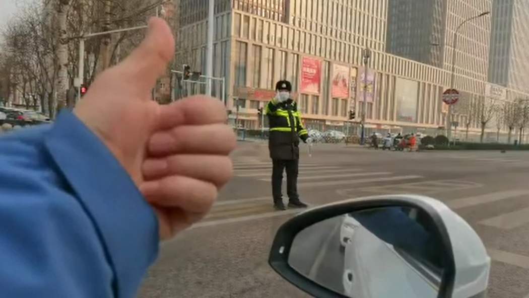石家莊路人和交警的這個&ldquo;暗號&rdquo;，真暖！