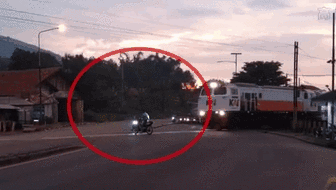 魯莽！無視警報(bào) 印尼男子強(qiáng)穿鐵軌險(xiǎn)被撞