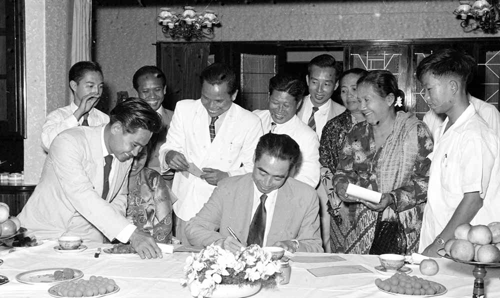 1955年4月25日，為迎接亞非會議而組織的萬隆人民委員會的代表請周恩來總理簽名留念。