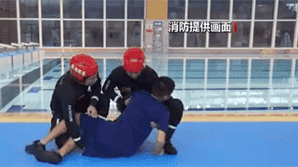 水中遇險(xiǎn) 如何自救與施救？黃金30秒 如何將溺水者救上岸？