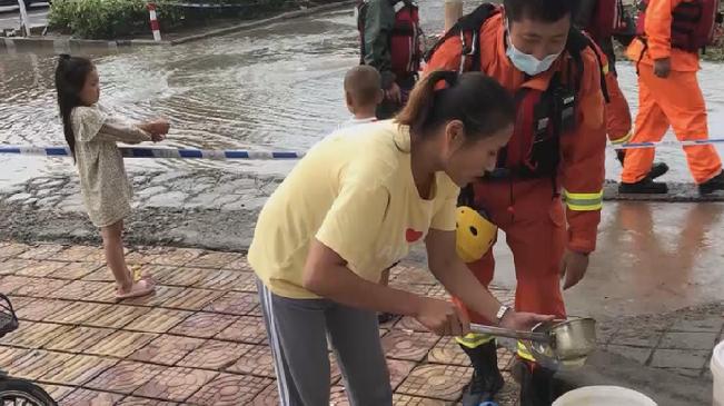 溫暖瞬間！女子帶娃送晚餐感激消防員
