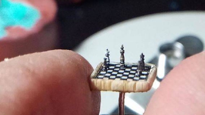 比指甲蓋還?。?土耳其微雕藝術家雕出超小國際象棋
