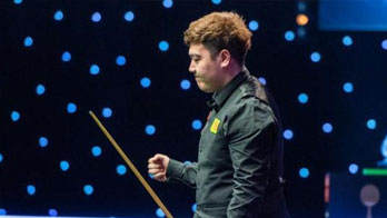 英國(guó)：首位00后冠軍！顏丙濤登頂斯諾克大師賽