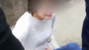 四川一女子墜河欲輕生，兩名消防員一躍而下