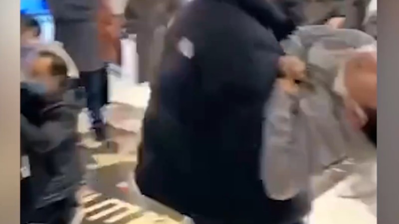 浙江一電影院發(fā)生事故多人送醫(yī)，現(xiàn)場家長懷抱兒童奔走