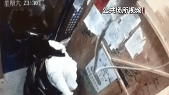 電梯內(nèi)突發(fā)自燃 電動車進(jìn)樓怎么禁？ 發(fā)現(xiàn)電瓶車有起火苗頭應(yīng)立刻撤離