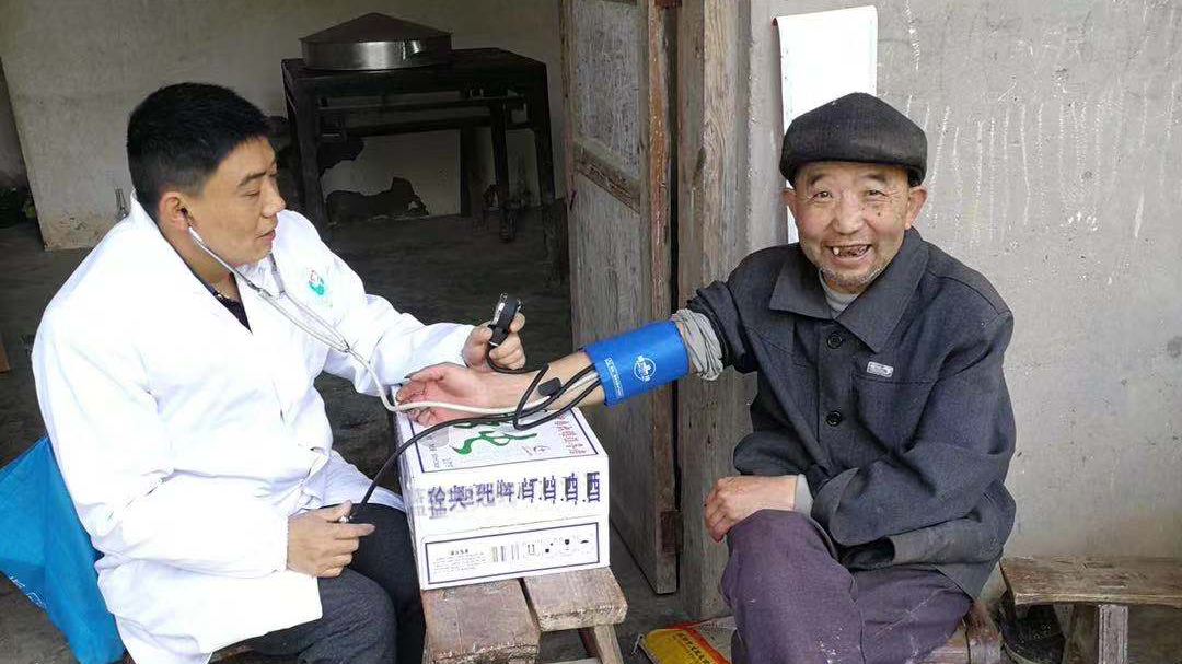 追夢中國人｜鄉(xiāng)村醫(yī)生譚明章：父子兩代堅(jiān)守，致力鄉(xiāng)村醫(yī)療