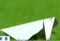 從天而降！球迷看臺(tái)玩丟紙飛機(jī)擊中球員