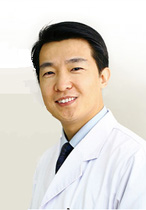 葉子?。罕本┟罓柲垦劭漆t(yī)院院長