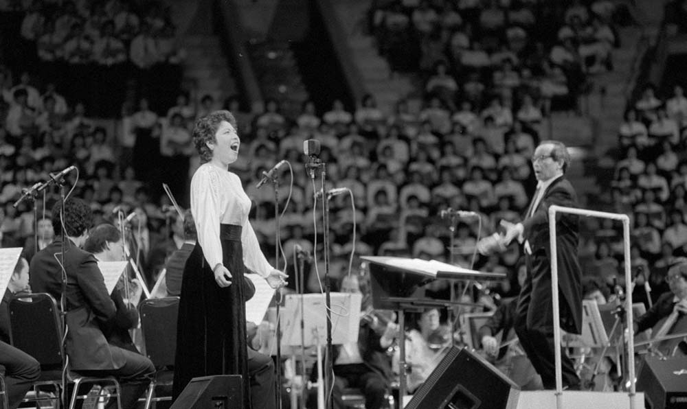 女高音歌唱家汪燕燕在香港&ldquo;黃河音樂節(jié)&rdquo;上演唱《黃河怨》。