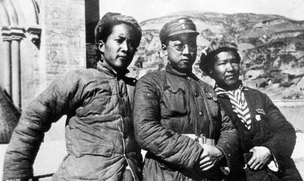 延安魯迅藝術(shù)文學院托兒所的阿姨和孩子們。