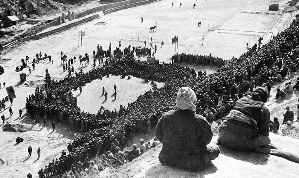 東北文代大會為慶祝斯大林70壽辰，由魯藝文工團演出黃河大合唱。