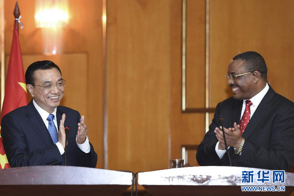 5月4日，國務(wù)院總理李克強在亞的斯亞貝巴與埃塞俄比亞總理海爾馬里亞姆舉行會談。這是會談結(jié)束后，李克強與海爾馬里亞姆共同會見記者。 新華社記者 李學(xué)仁 攝