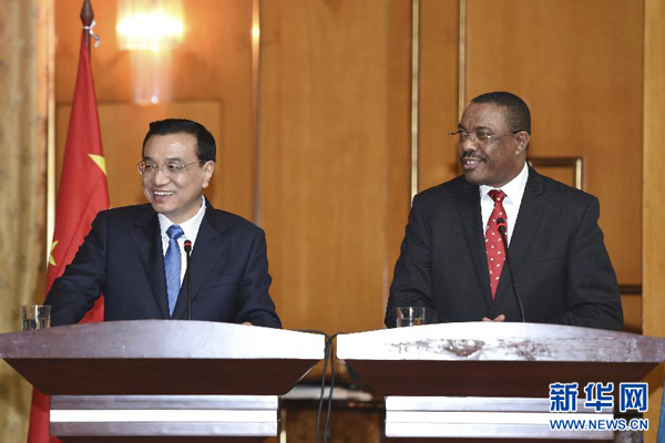 5月4日，國務(wù)院總理李克強在亞的斯亞貝巴與埃塞俄比亞總理海爾馬里亞姆舉行會談。這是會談后，李克強與海爾馬里亞姆共同會見記者。 新華社記者 李學(xué)仁 攝
