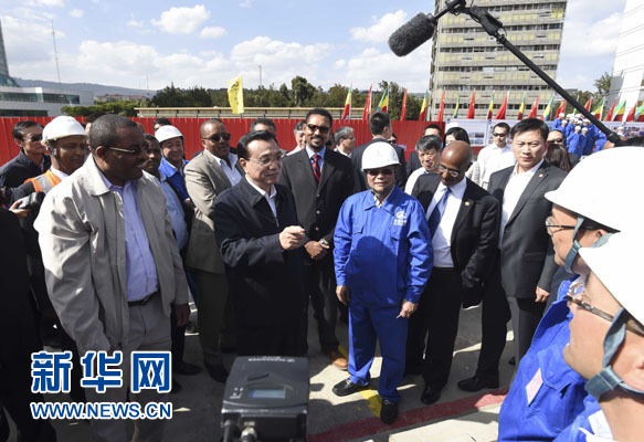 這是李克強(qiáng)與海爾馬里亞姆看望施工人員。新華社記者 李學(xué)仁 攝